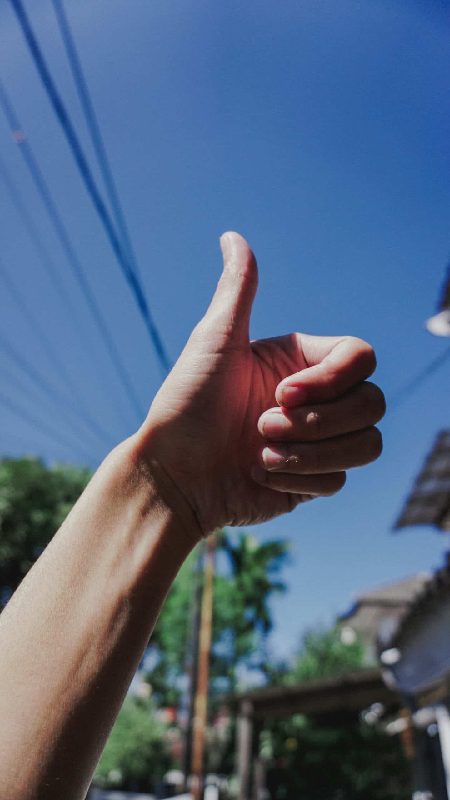 image pf a thumbs up left hand for choosing perkhidmatan towing lipis